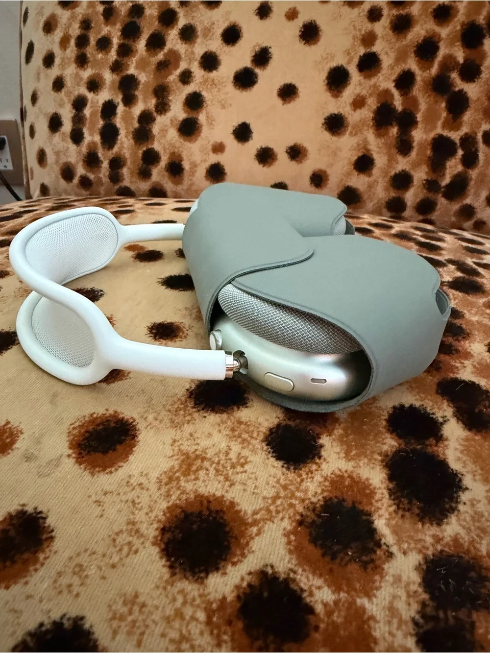 APPLE AIRPODS MAX in Sage Green and White 2024